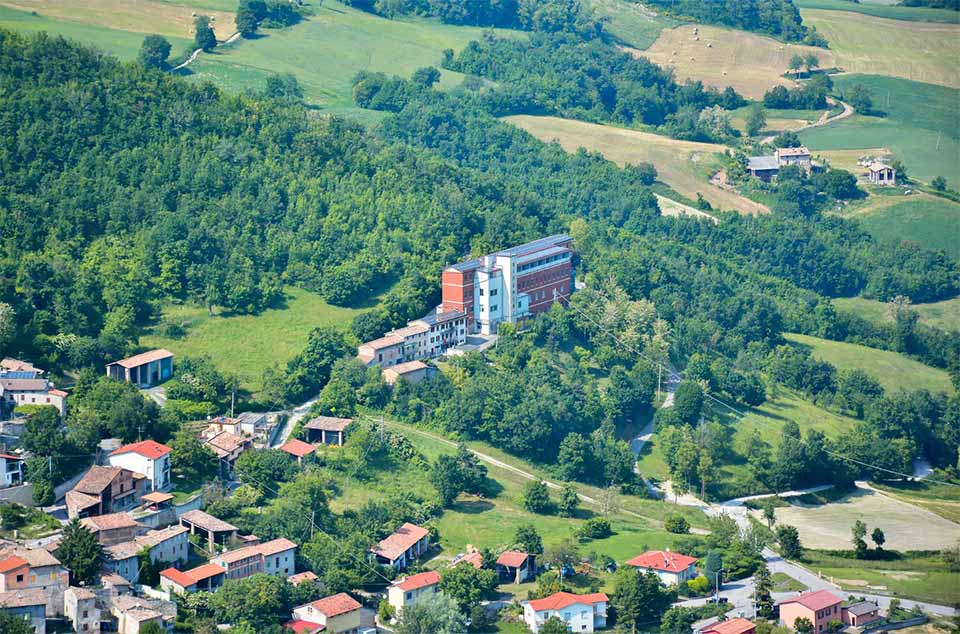 Lo stabilimento visto dall'alto, tra i boschi della Valparma