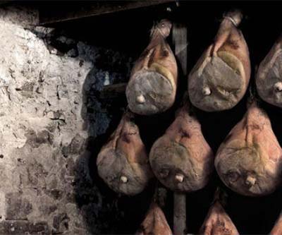 Le cosce appese contro le pareti di sasso