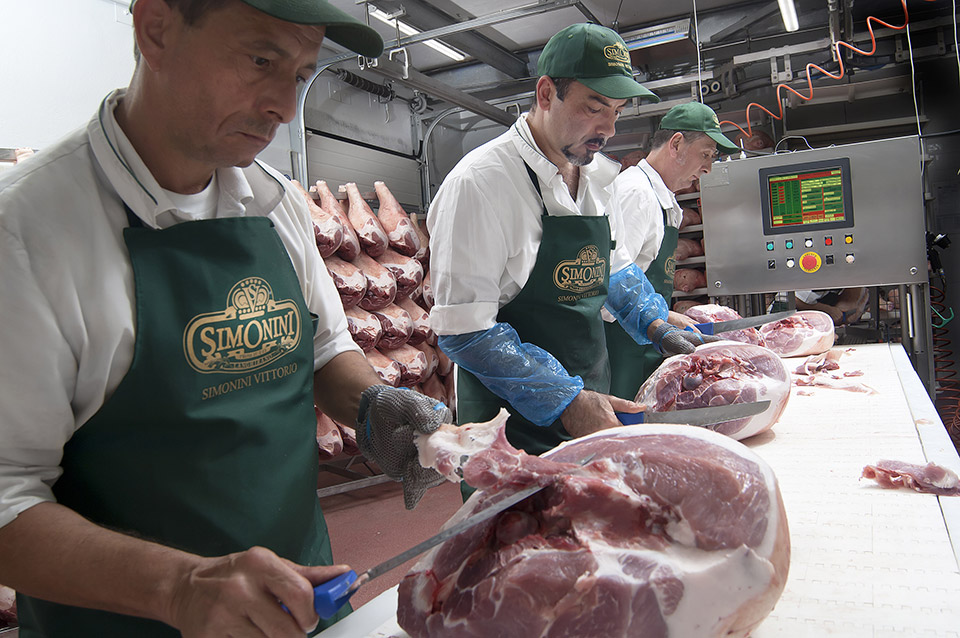 Selezione della materia prima nello stabilimento Simonini