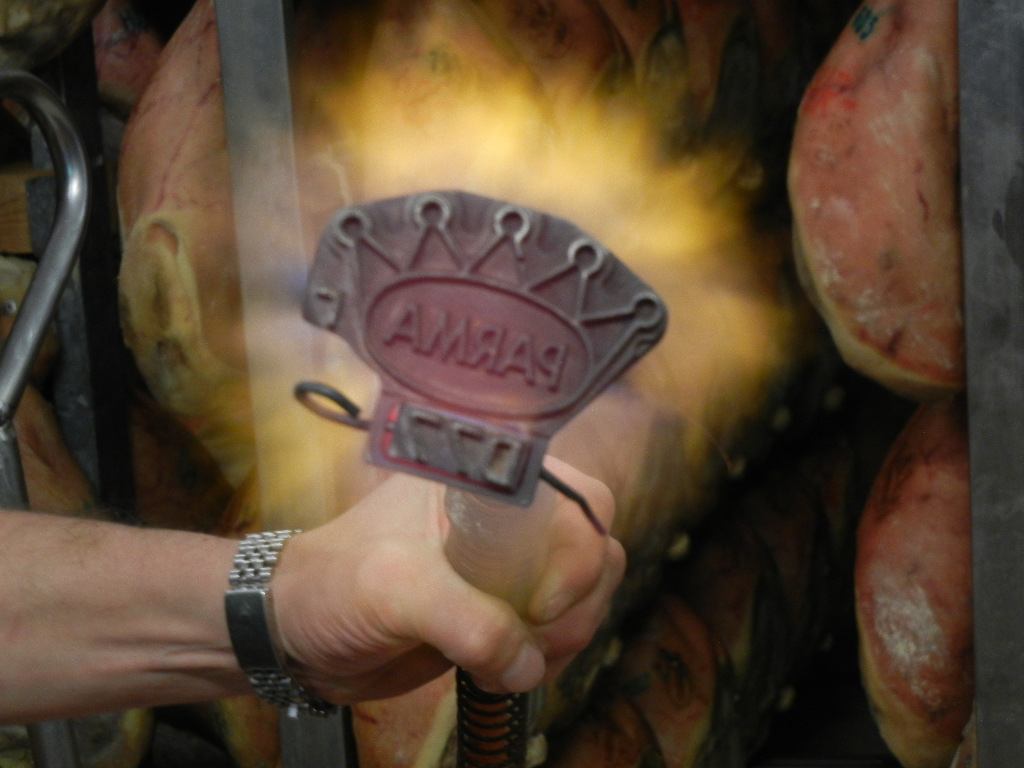 Marchiatura a fuoco del Consorzio del Prosciutto di Parma