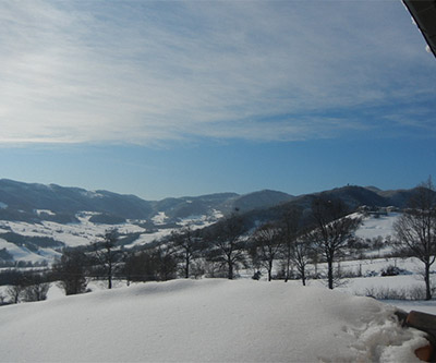 La valle innevata, vista dalla terrazza dello stabilimento