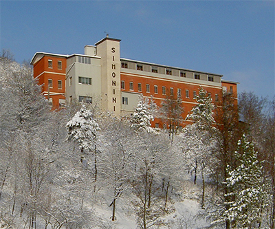Lo stabilimento immerso in un ambiente naturale invernale