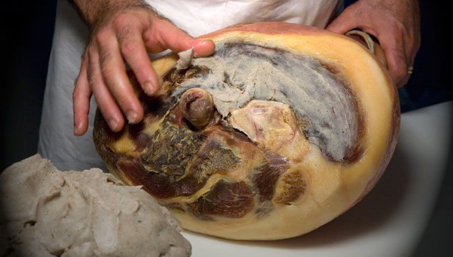 Sugnatura a mano del prosciutto
